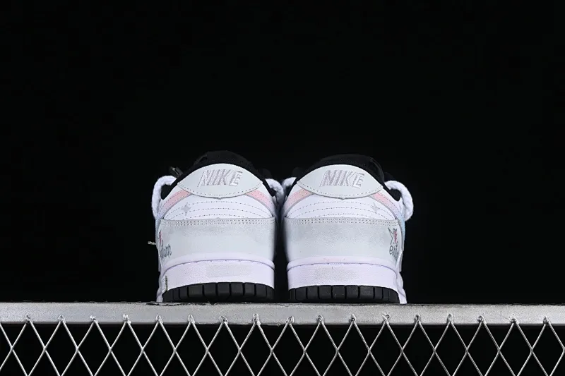 All Categories Nk SB Dunk Series Nk SB Dunk Low Low-top sneakers Nk Dunk Low Customized Da Vinci Xingli Flash Wing Simple black, white and gray SB strap low-top casual sneakers CW1590-100